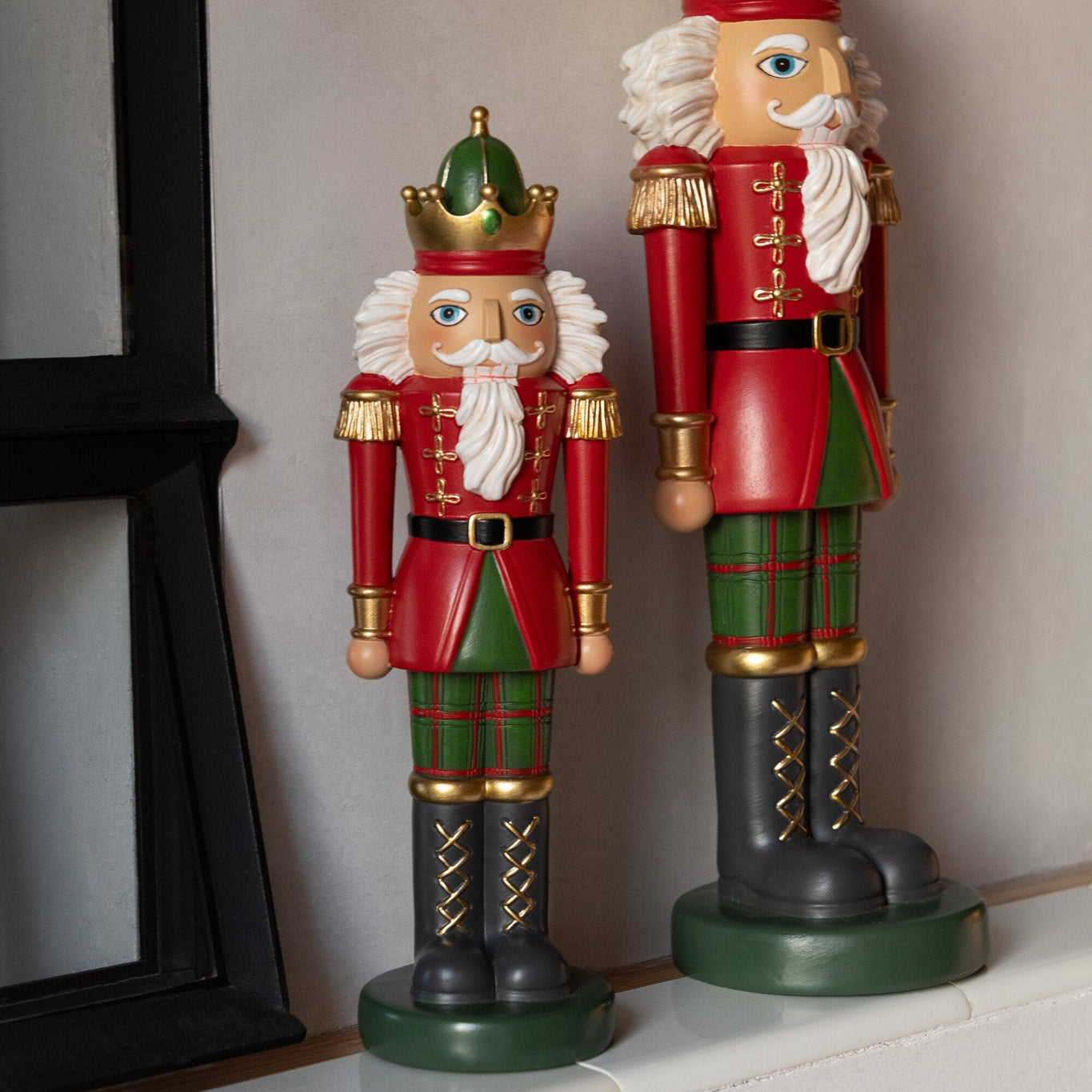 Notenkraker Op Voet Polyresin Kerstrood/Donkergroen Small J-Line