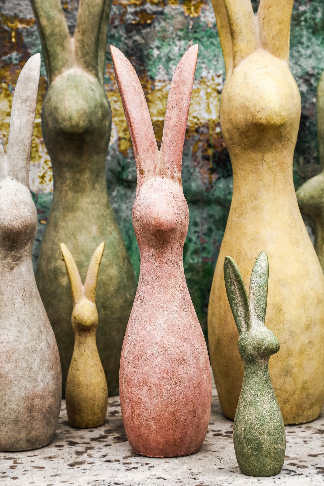 Beeld Remy Groen Cement Rabbit Ears Up XL PTMD