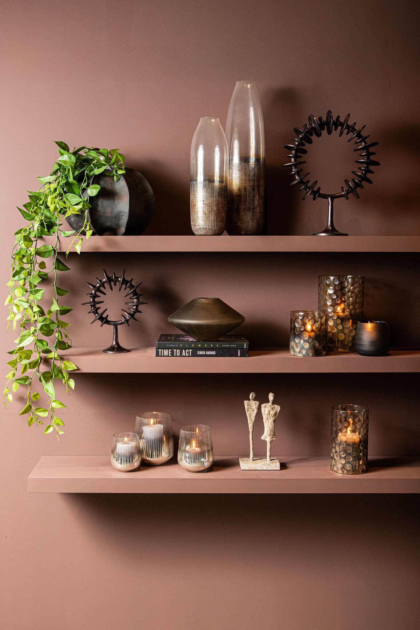 Beeld Darriel Beige Aluminium Koppel Op Marmeren Voet PTMD
