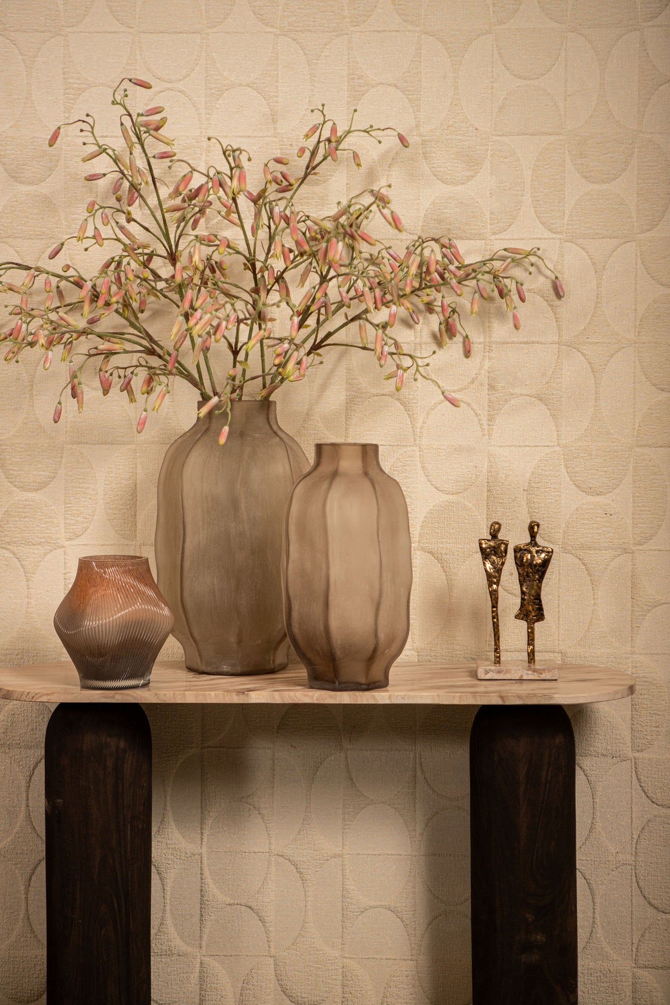 Beeld Darriel Beige Aluminium Koppel Op Marmeren Voet PTMD