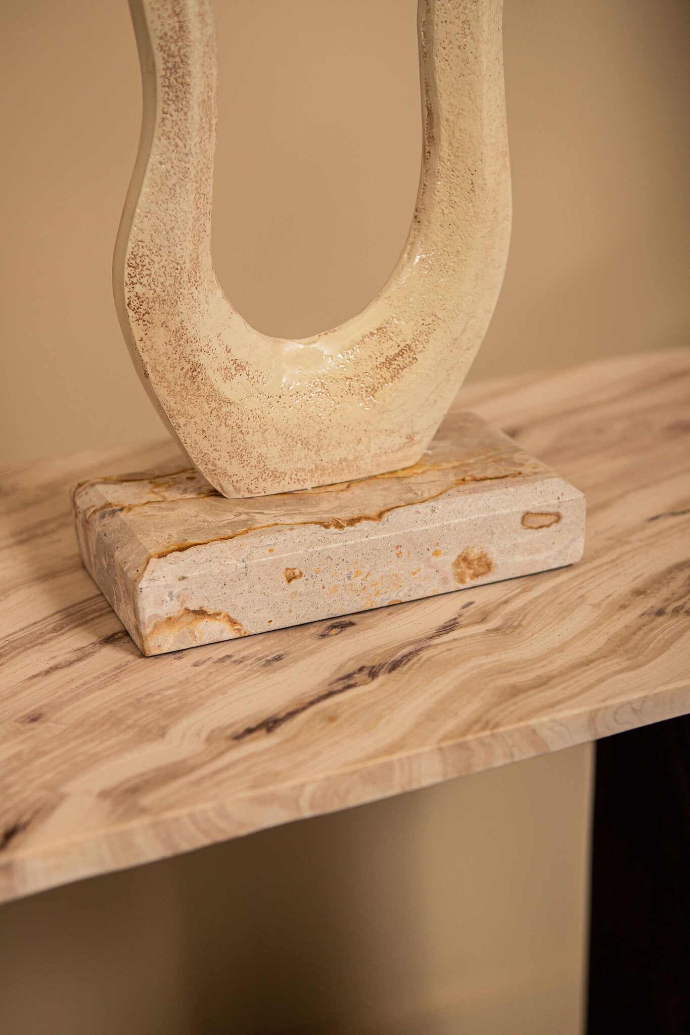 Beeld Camare Abstract Design Gegoten Aluminium Beige Large PTMD