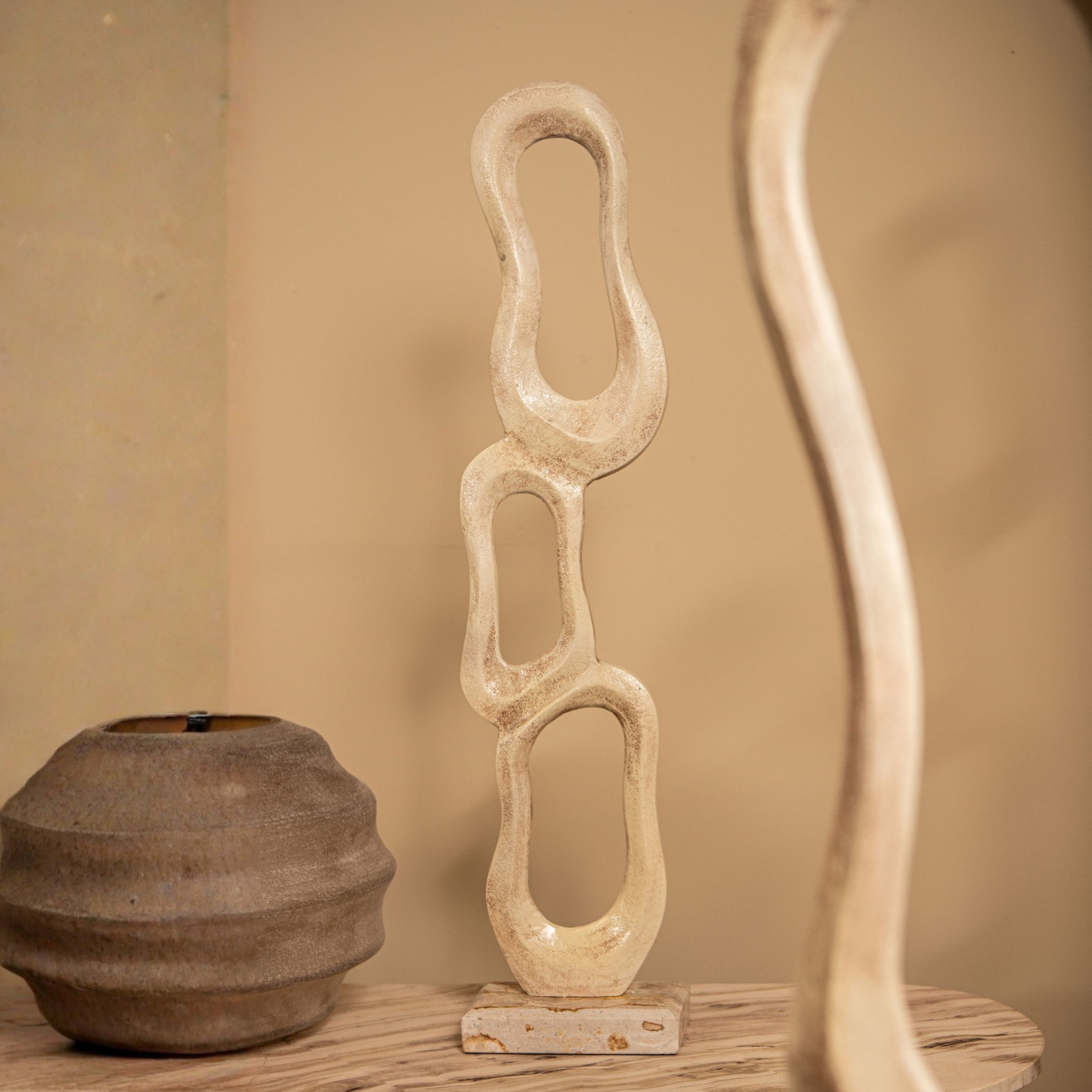 Beeld Camare Abstract Design Gegoten Aluminium Beige Medium PTMD