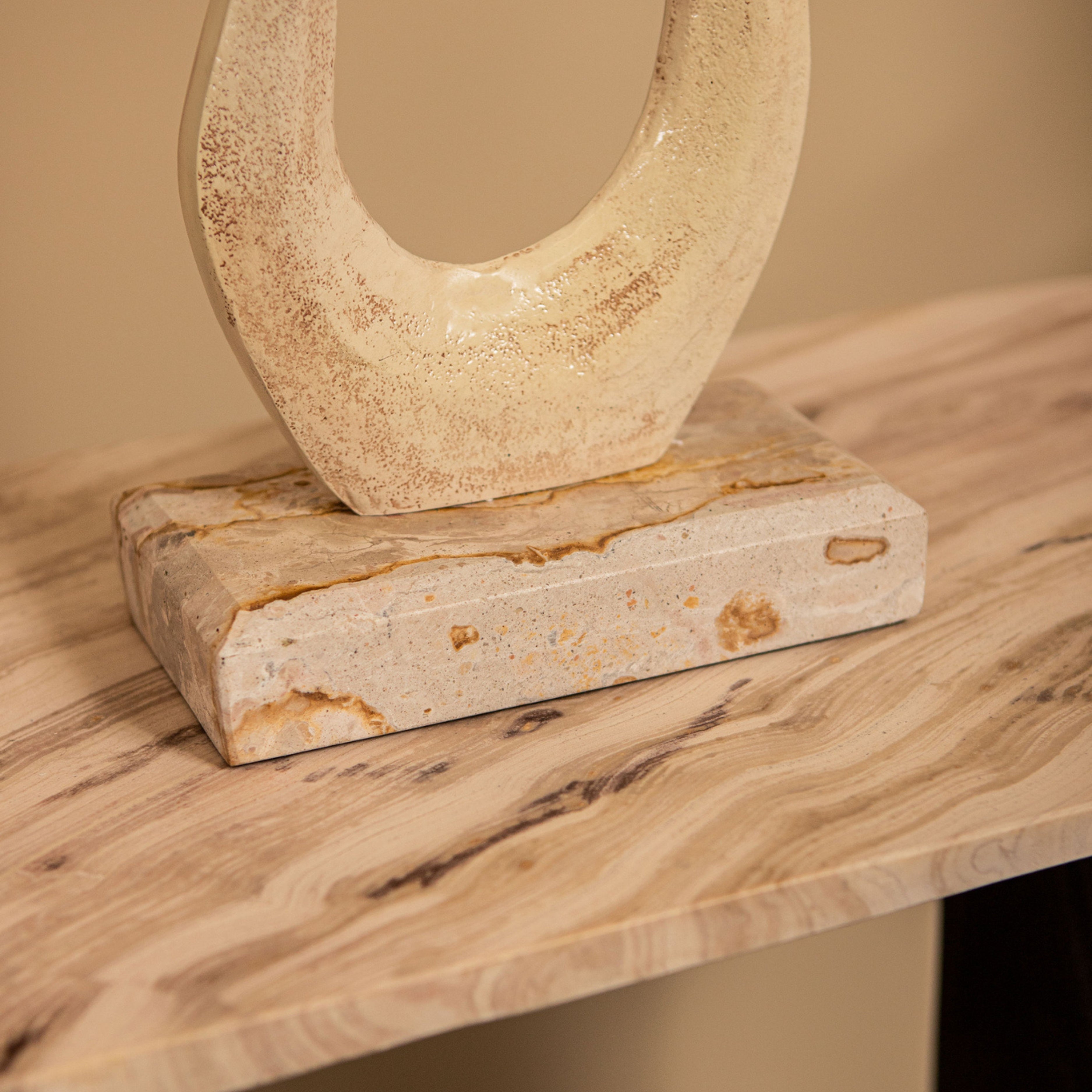 Beeld Camare Abstract Design Gegoten Aluminium Beige Medium PTMD