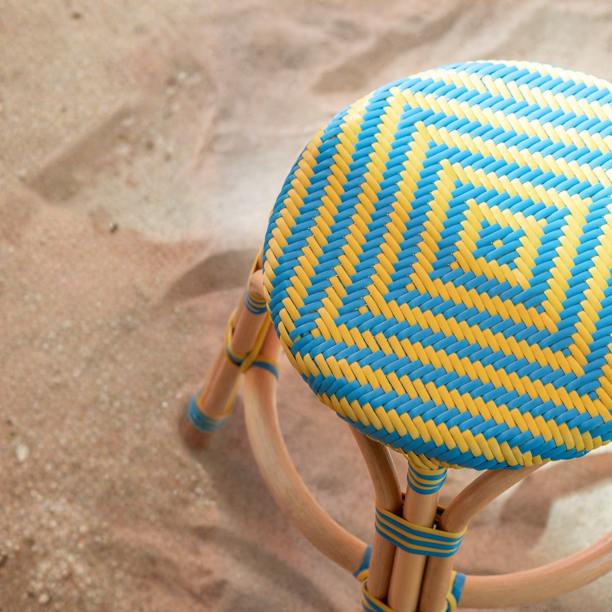 Outdoor Kruk Geo Rond Rotan Geel/Azuurblauw J-Line
