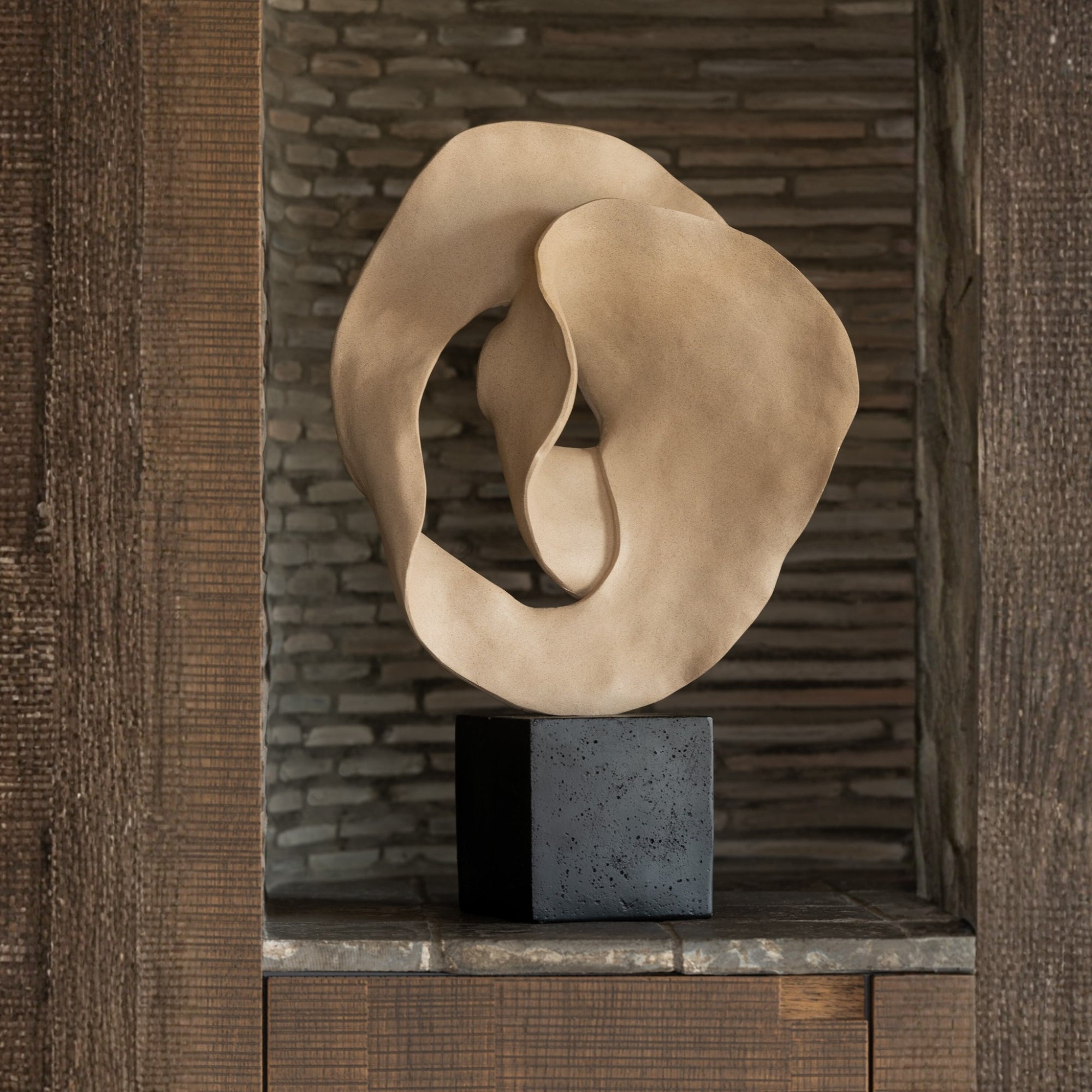 Deco Abstract Op Sokkel Resin Beige/Zwart J-Line