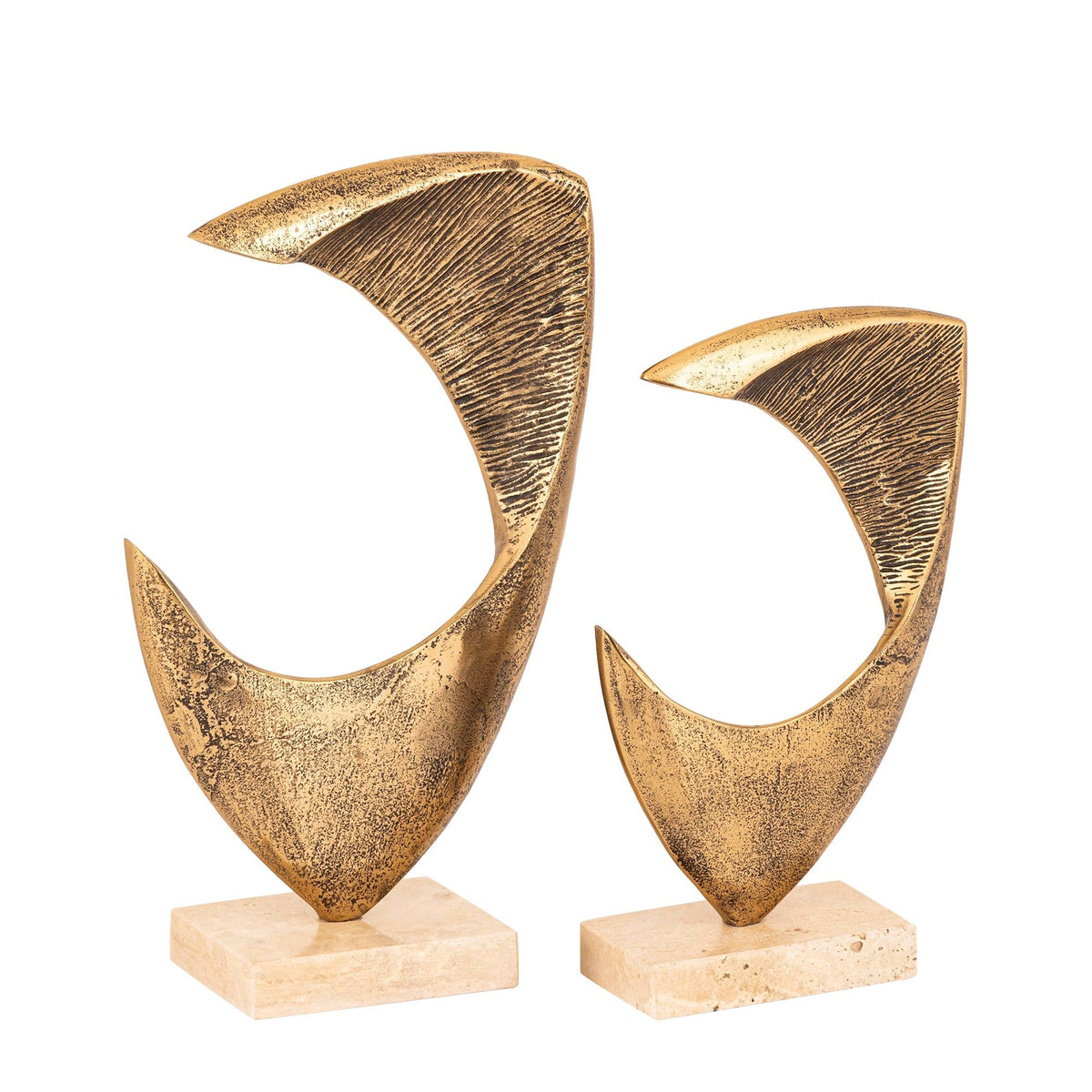 Bayle Beeld Gegoten Aluminium Goud Travertin Voet Large van PTMD, productfoto vanuit een andere hoek