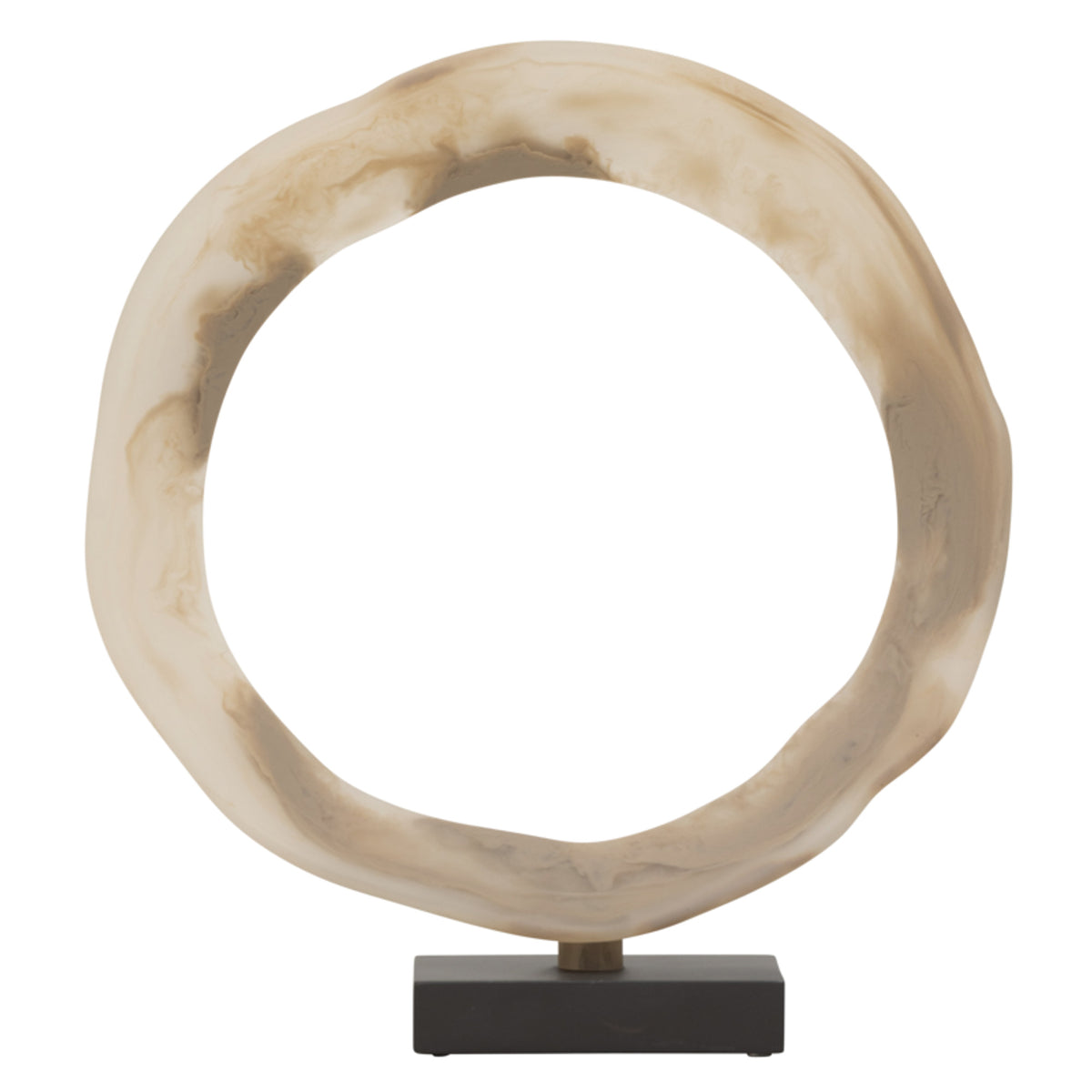 Beeld Buco van MUST Living, organische open ring in champagnekleurig resin op een zwarte voet