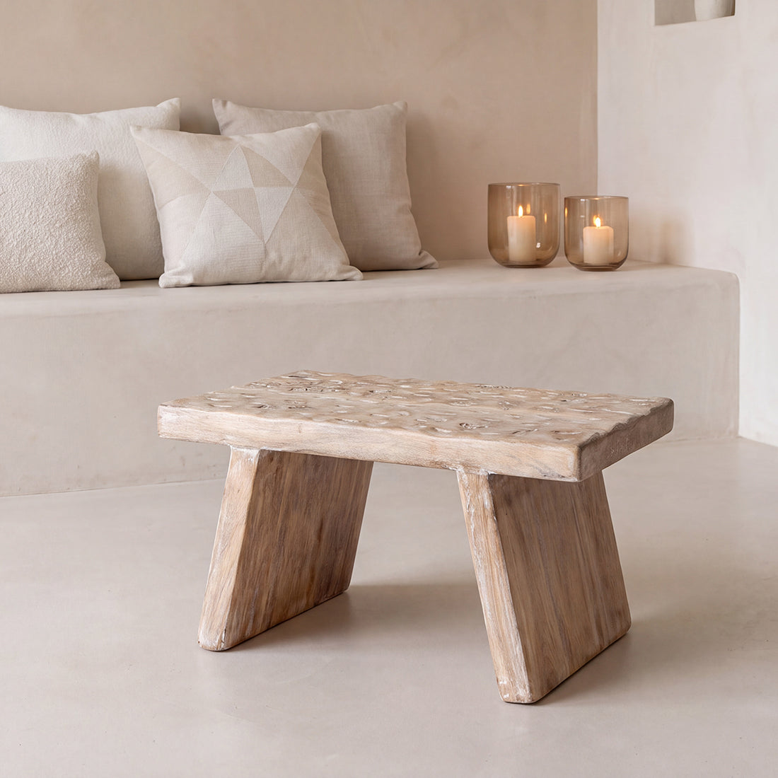 Bijzettafel/Kruk Naturel Mangohout van Raw Materials, zijaanzicht met zichtbare houtnerf en ronde randen