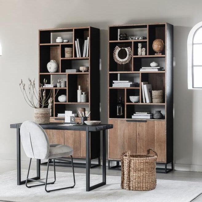 Boekenkast Cosmo van DTP Home, vooraanzicht met open vakken en twee deuren