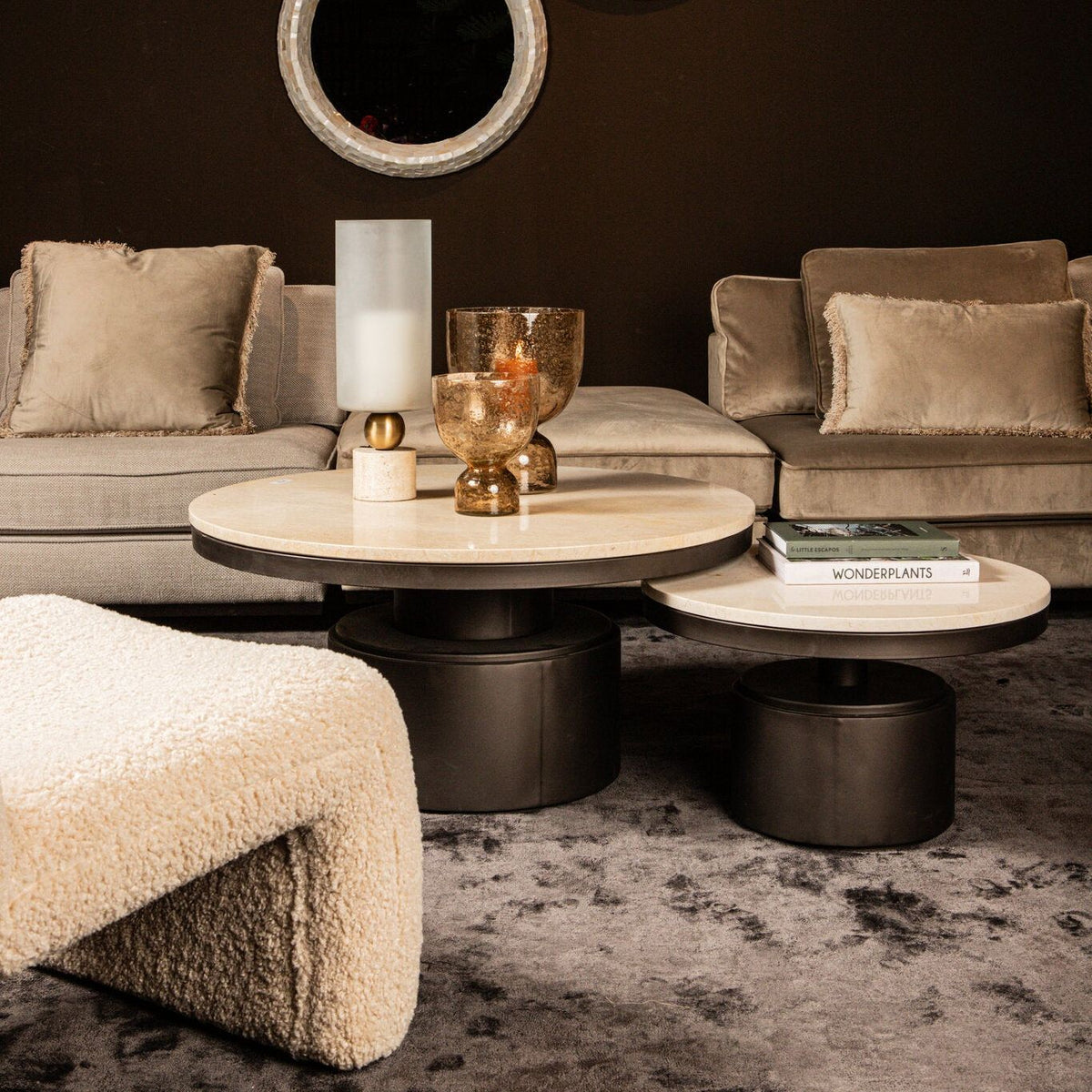 Bregt salontafels hoog en laag van PTMD in een donkere woonkamer met bouclé meubels