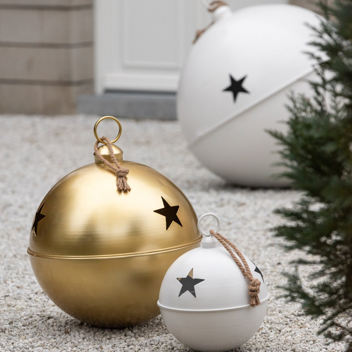Christmas Bauble Ball Iron Gold Colored Medium - - J-Line - livinglovely.nl