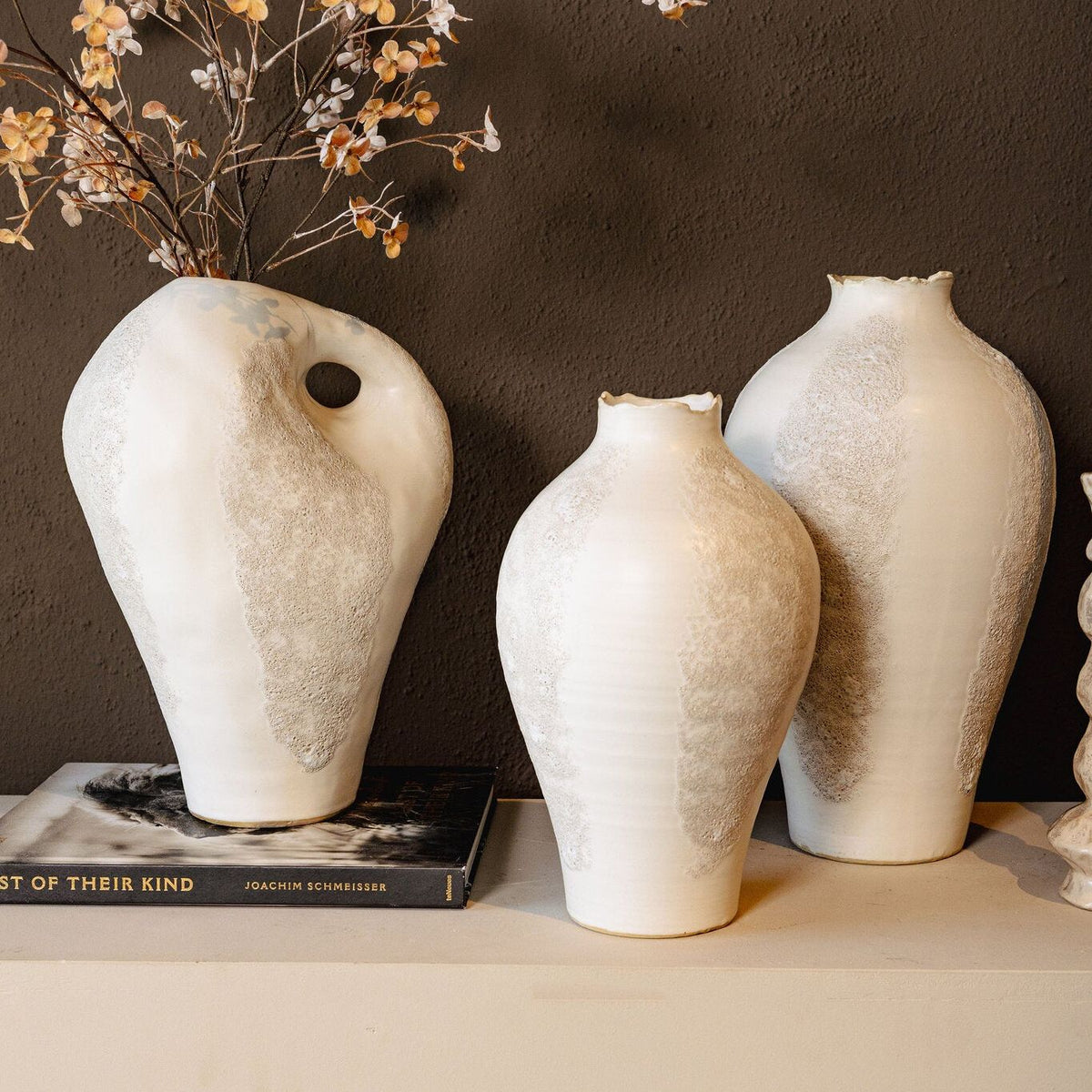 Dangelo Vaas Keramiek Wit Rond Large van PTMD, sfeerbeeld met warme styling in huis