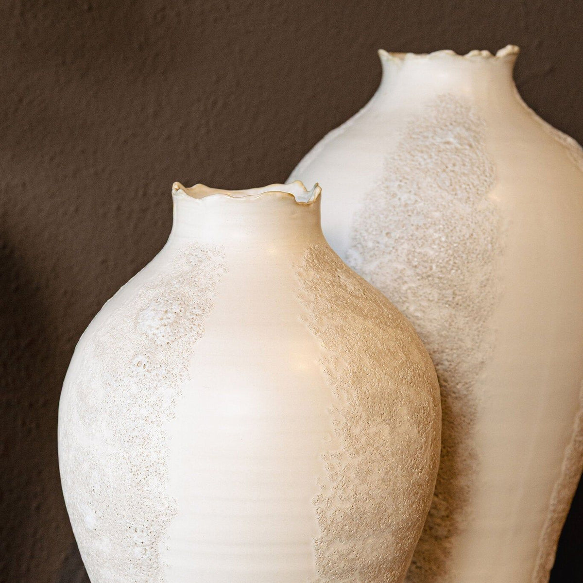 Dangelo Vaas Keramiek Wit Rond Large van PTMD gestyled als decoratie in de woonkamer