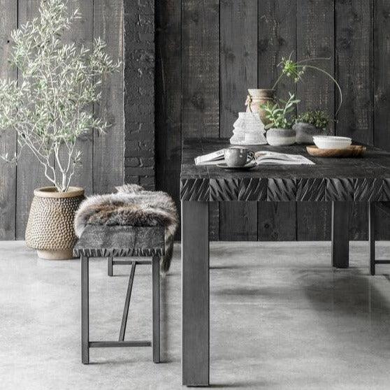 Detail zwart teakhouten tafelblad Black Beam 275cm