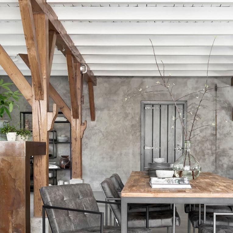 Houten eettafel Tracks 250cm met zwart metalen frame sfeerbeeld