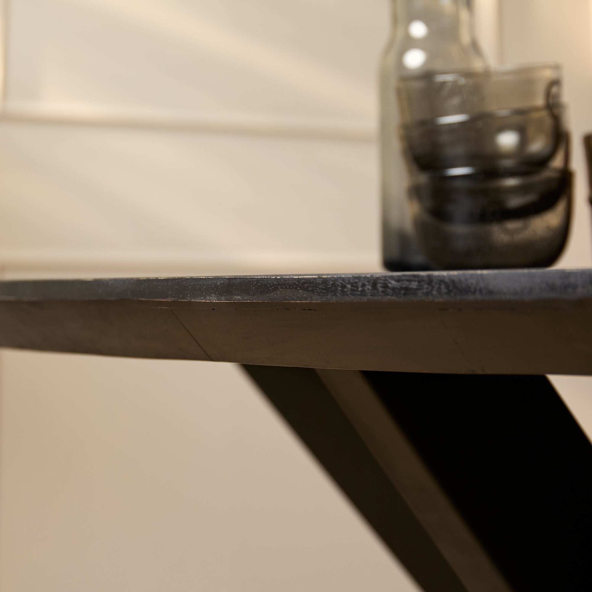 Zijaanzicht van de zwarte eettafel Brandy 160 cm van Starfurn