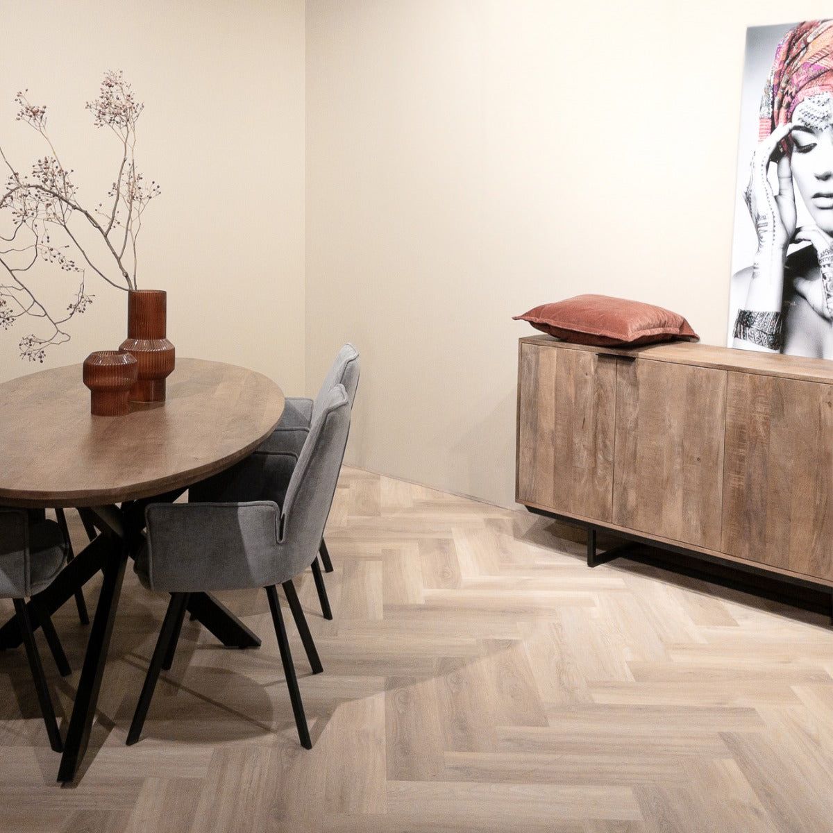 Eettafel Jesper Pecan 180cm in een eetkamer
