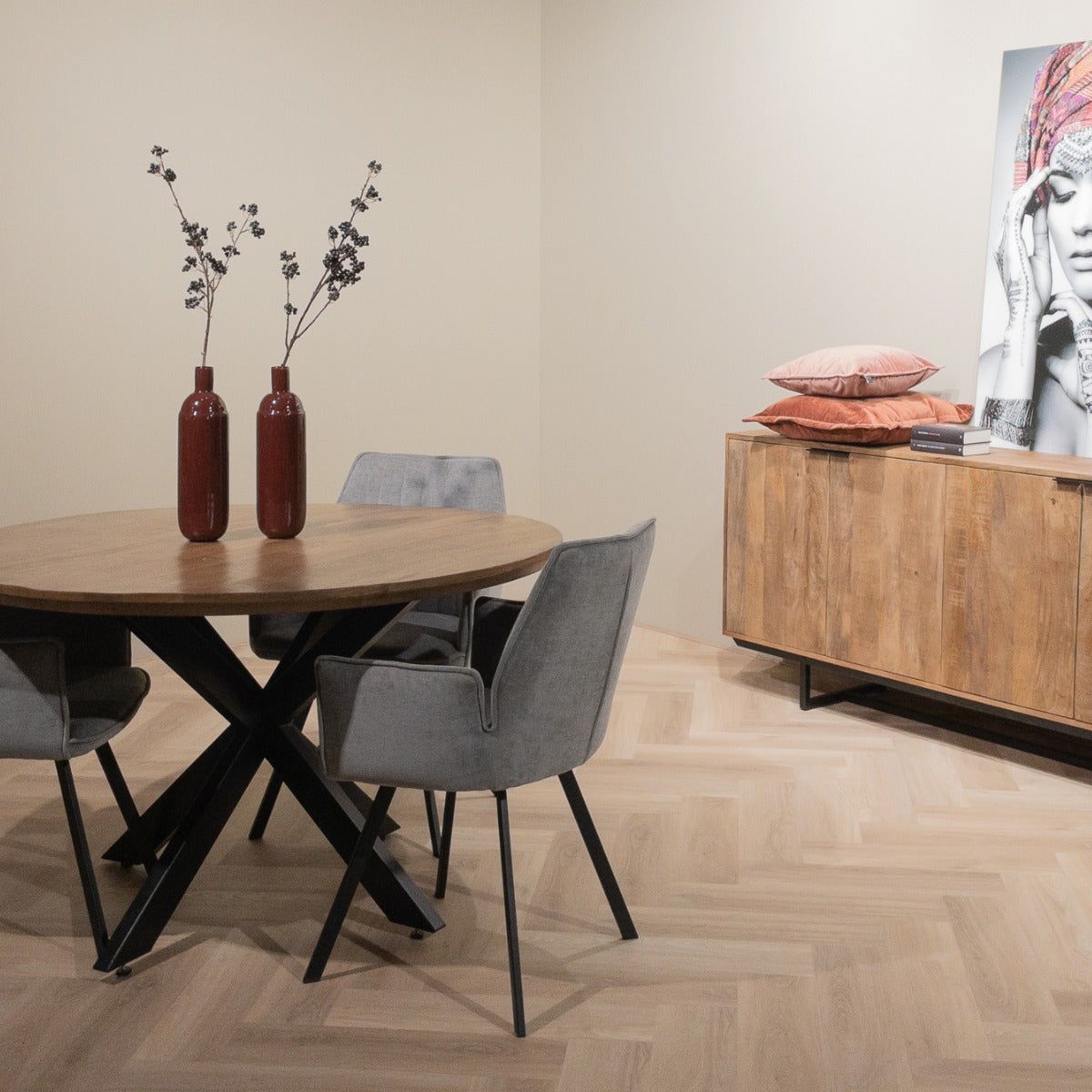 Eettafel Jesper Pecan Ø150cm in een eetkamer