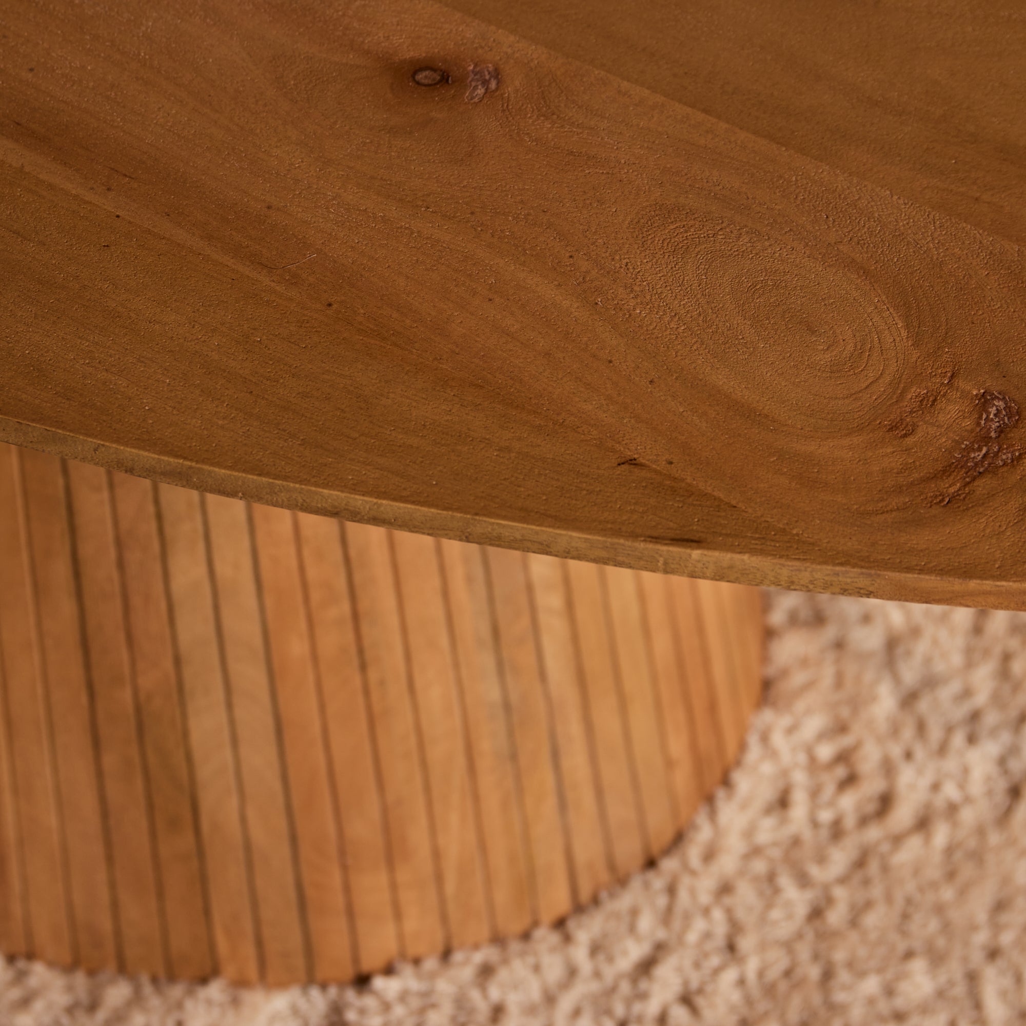 Detail van de houtnerf op het naturel afgewerkte blad van de grote Solana eettafel