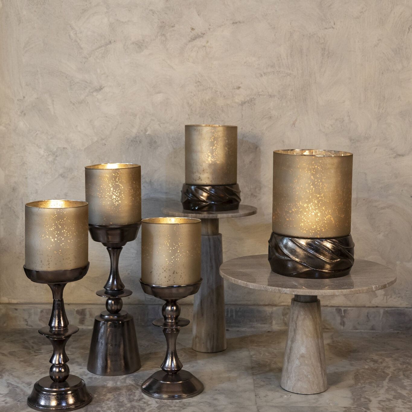 Eliviana Brass Casted Alu Stormlight Beige Glass S van PTMD, messingkleurig windlicht in een sfeervolle interieursetting
