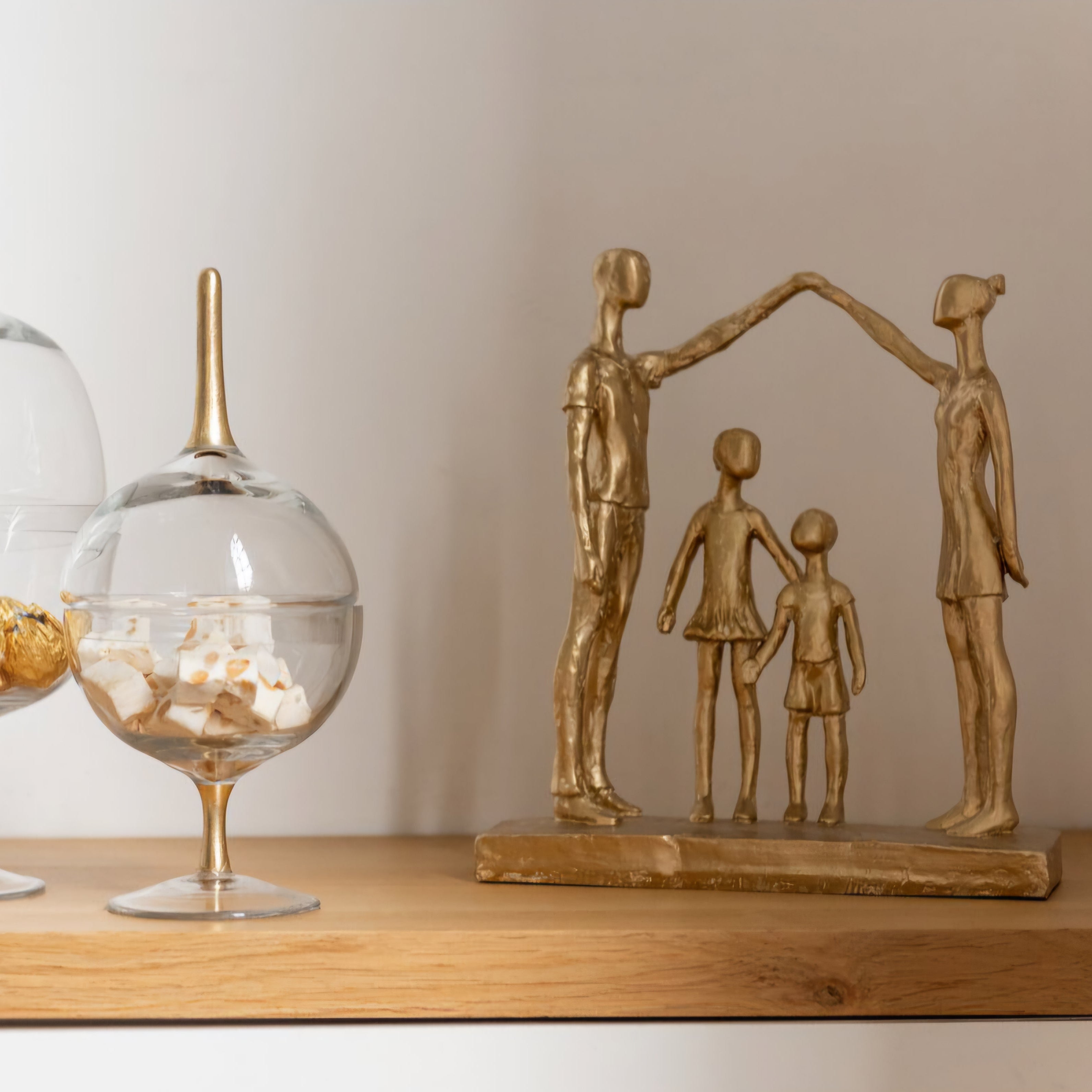 Familie Spelend Resine Goud - Beeld - J-Line - livinglovely.nl