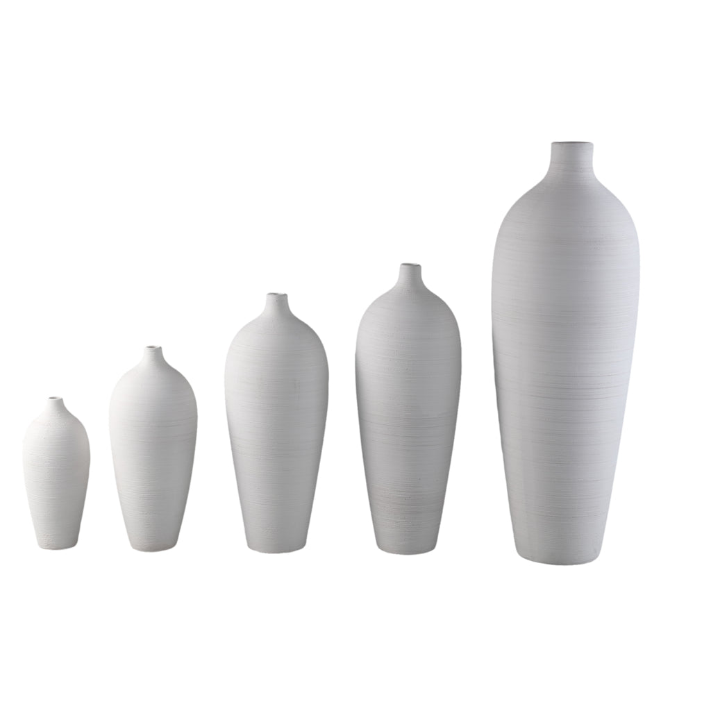 Witte Cavinn vaas van PTMD in detail, matte keramische afwerking van hals en schouder