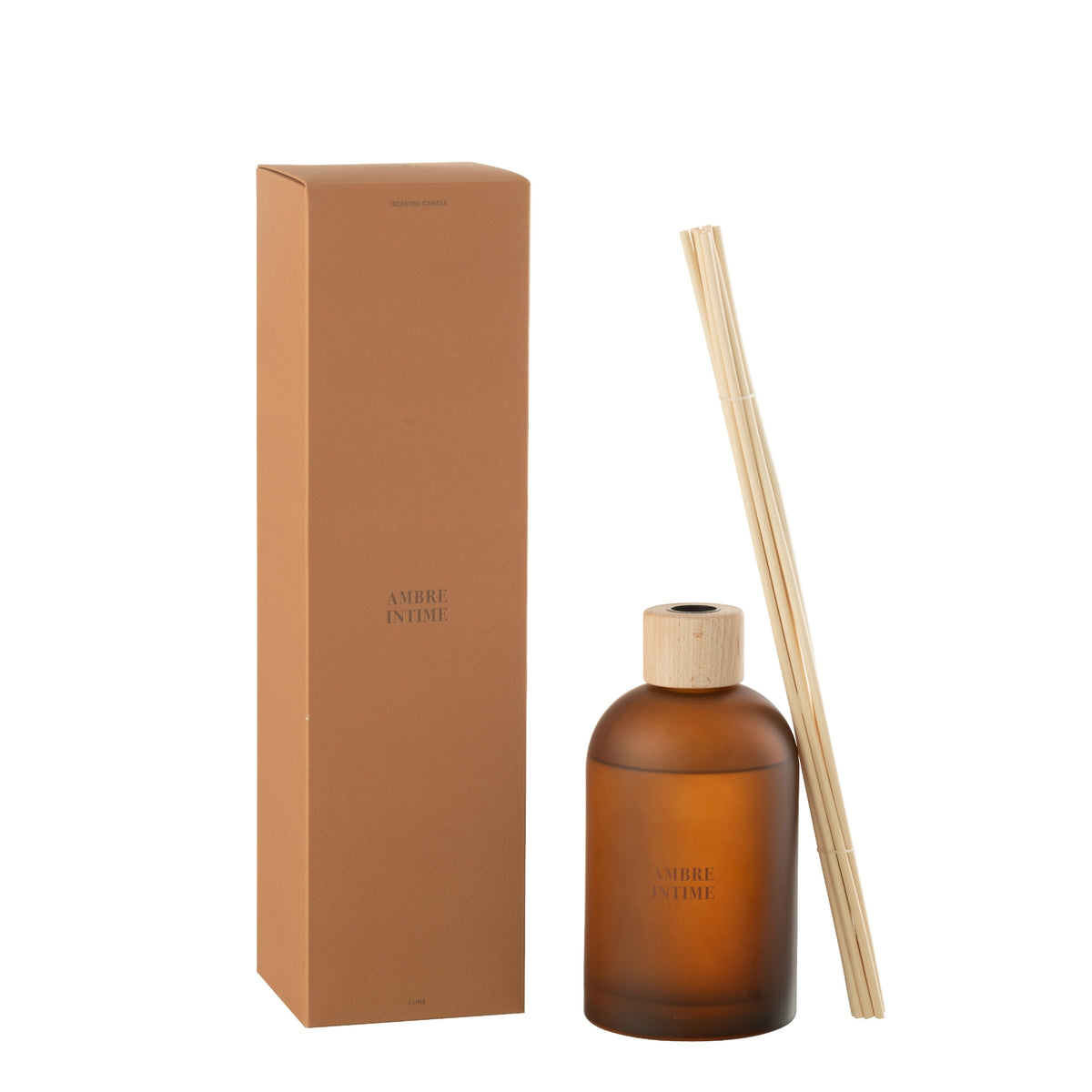 Geurstokjes Accords Essentiels Ambre Intime 550ml van J-Line, fles met losse stokjes en verpakking op witte achtergrond