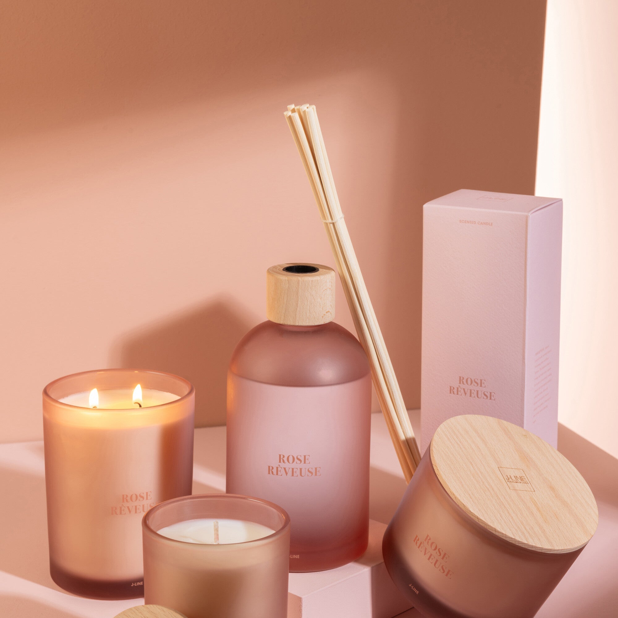 Geurstokjes Accords Essentiels Rose Rêveuse 550ml - Geurstokjes - J-Line - livinglovely.nl