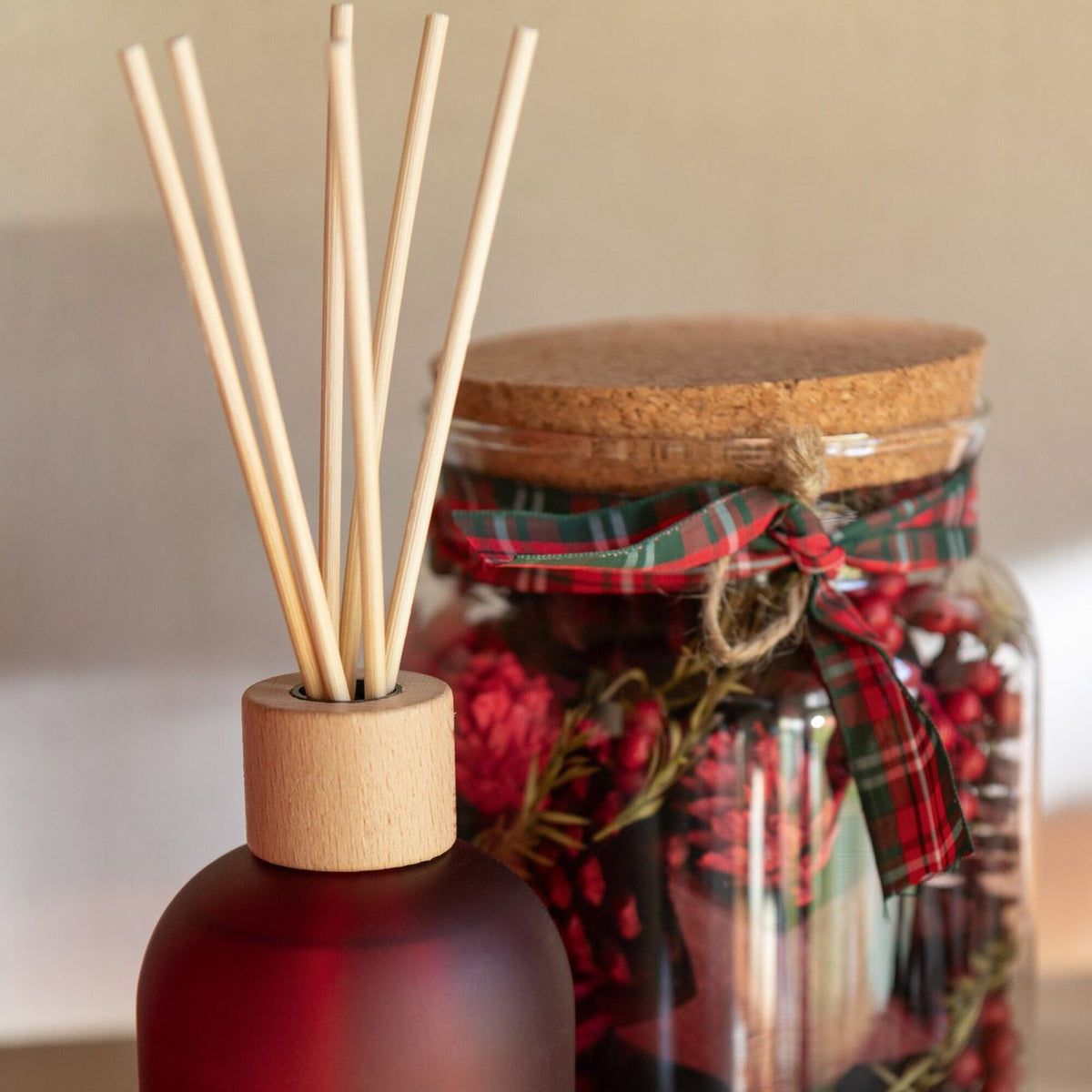 Geurstokjes Accords Essentiels Rose Séduisante 250ml van J-Line in een huiselijke woonkamer setting