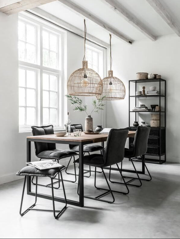 Hanglamp Las Salinas Pitriet Naturel Large van MUST Living, grote gevlochten lamp boven een houten eettafel