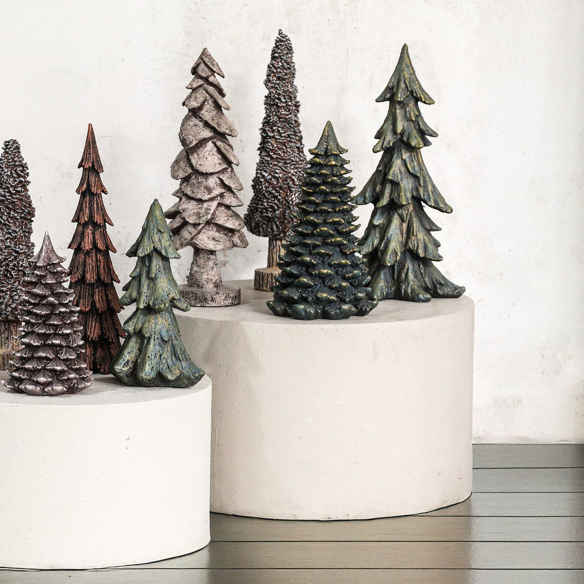 Hascal Kerstboom Beeld Cement Large van PTMD, winters sfeerbeeld met kerstboompjes op witte potten
