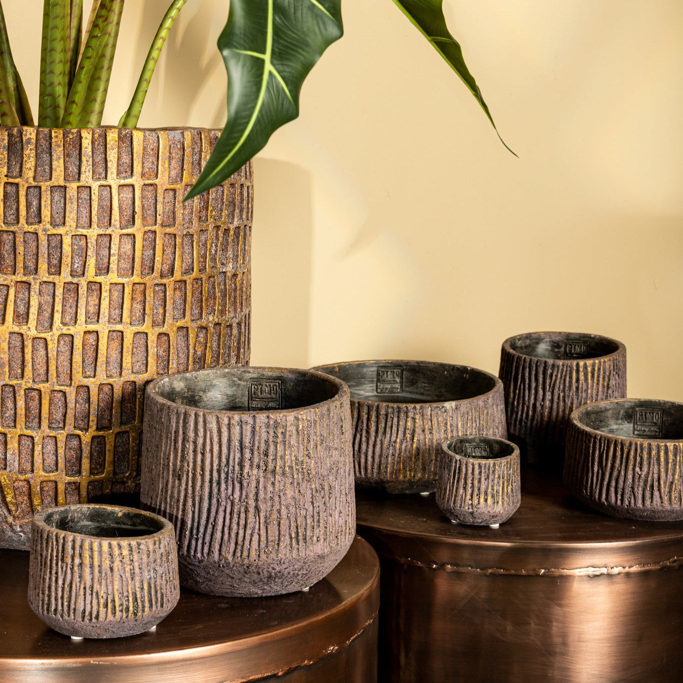 Holden Purple Cement Outdoor Candle Round Gold Finish LowL PTMD - Buitenkaars - PTMD - livinglovely.nl