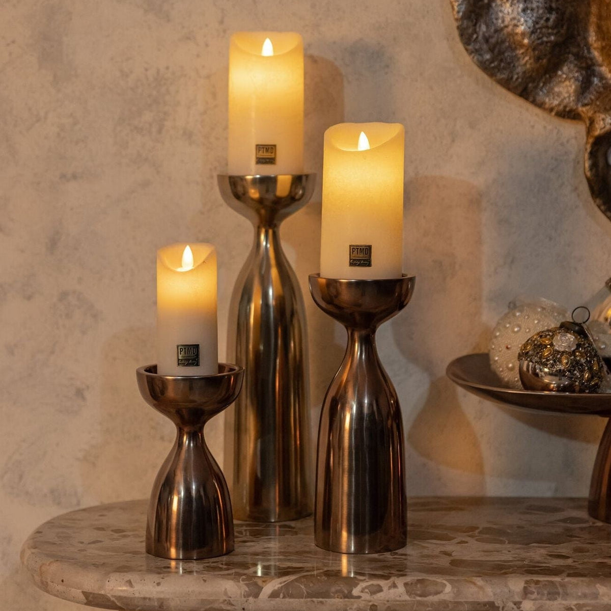 Jette Kandelaar Gegoten Aluminium Brons Glad Medium van PTMD, kandelaar in bronskleurig aluminium gestyled in een woonsfeer
