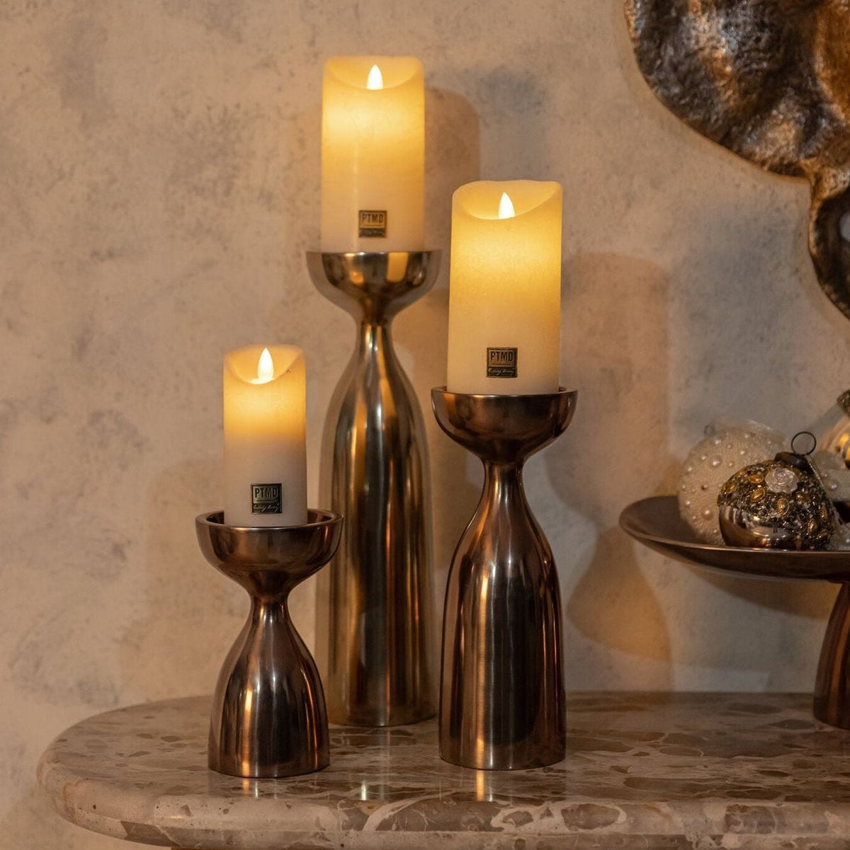 Jette Kandelaar Gegoten Aluminium Goud Glad Medium van PTMD, kandelaar in goudkleurig aluminium gestyled in een woonsfeer