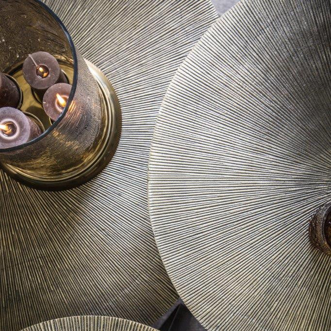 Detail van het Kae tafelblad van PTMD, gegoten aluminium in metallic goud met fijne cirkelvormige tekening