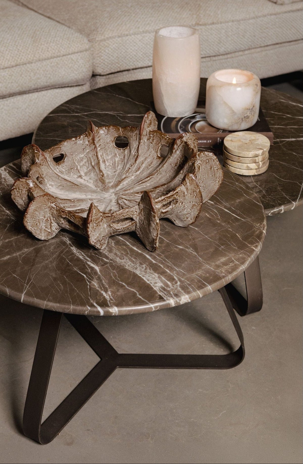 Kae Salontafel Marmer Rond Large van PTMD, ronde salontafel met ijzeren poten in een sfeervol interieur