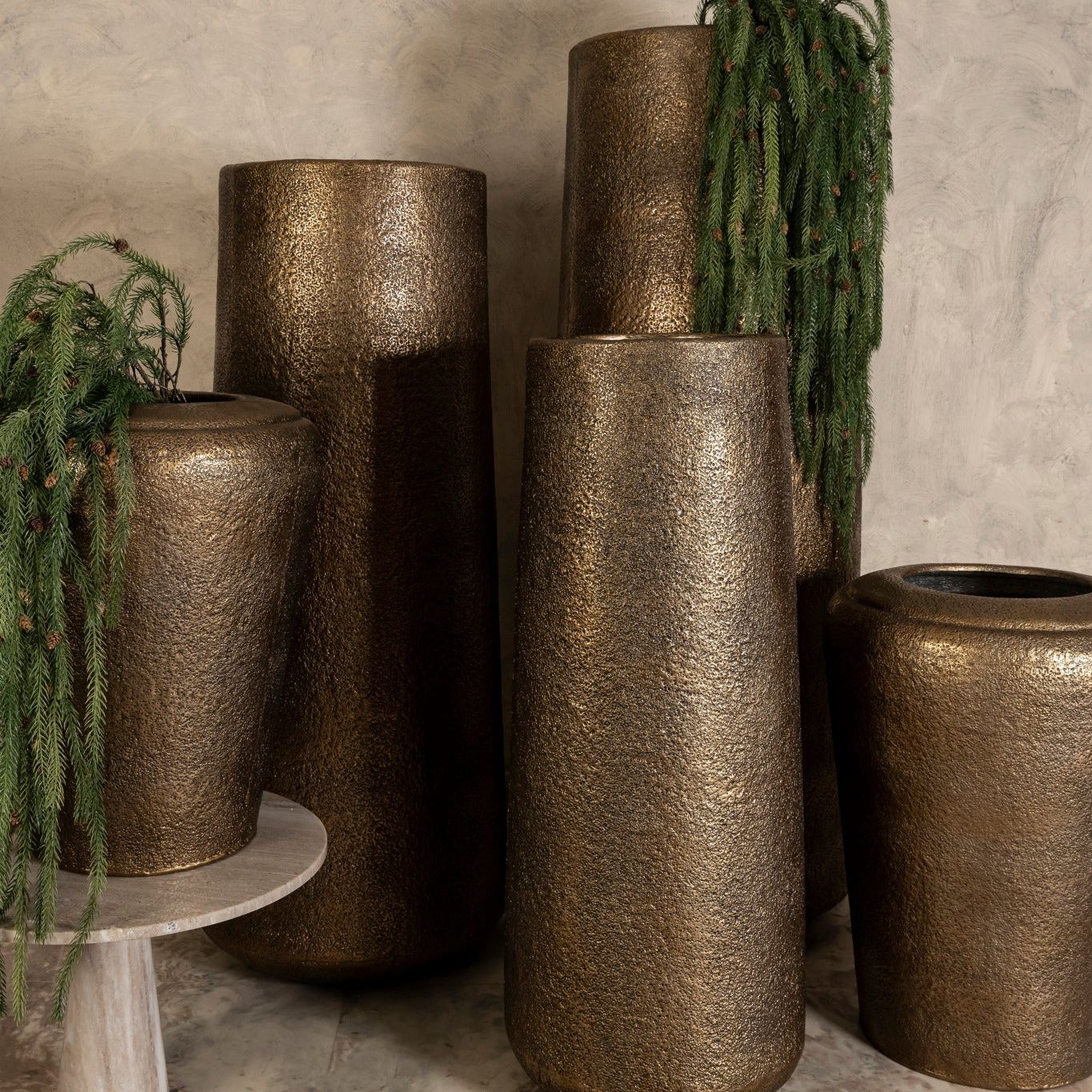 Kardine Antique Gold Alu Pot Dented Pattern High S van PTMD, sfeerfoto met de pot als blikvanger in de woonkamer