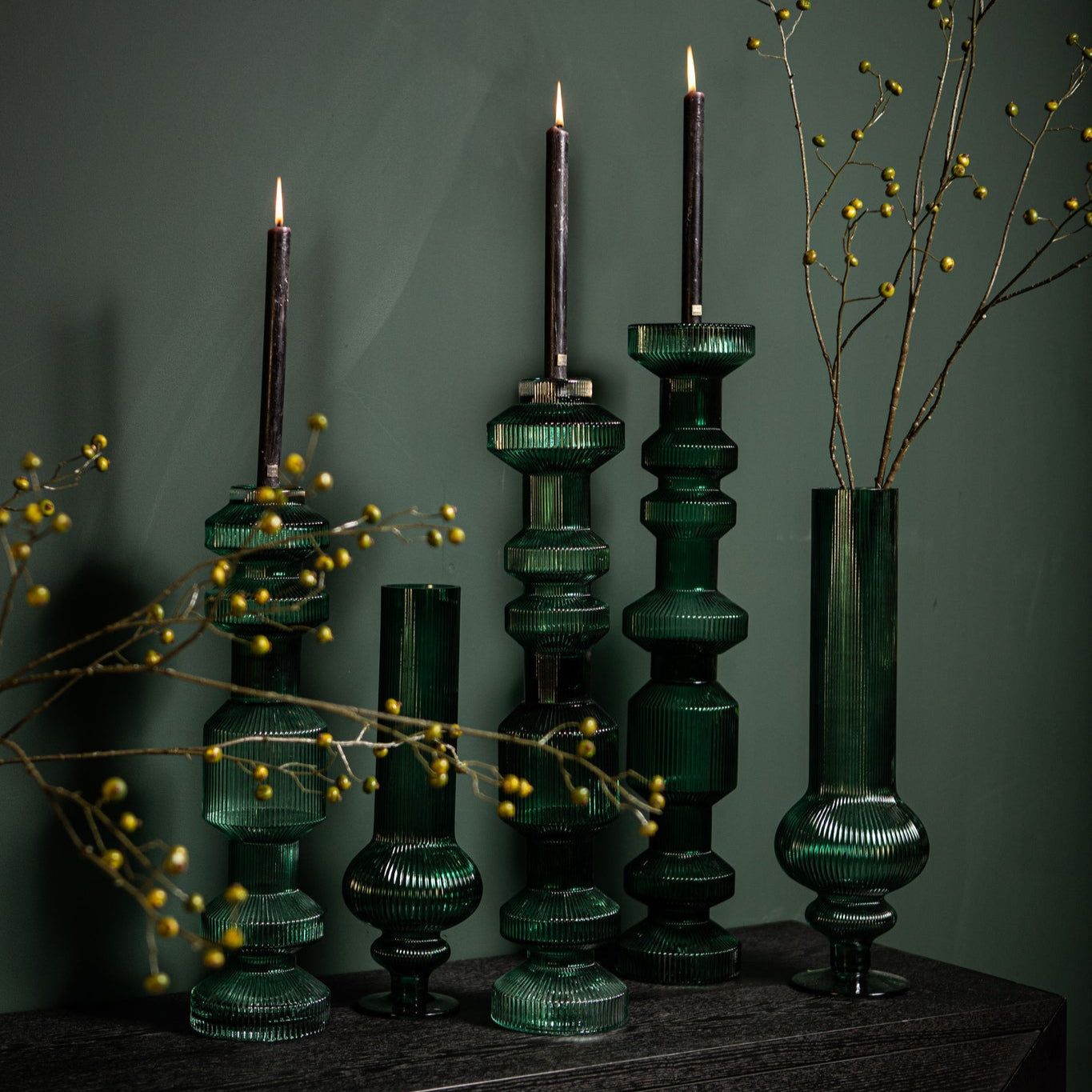 Keala Dark Green Round Ribbed Glass Vase On Base S Dia13,5xH40cm PTMD - Vaas - PTMD - livinglovely.nl