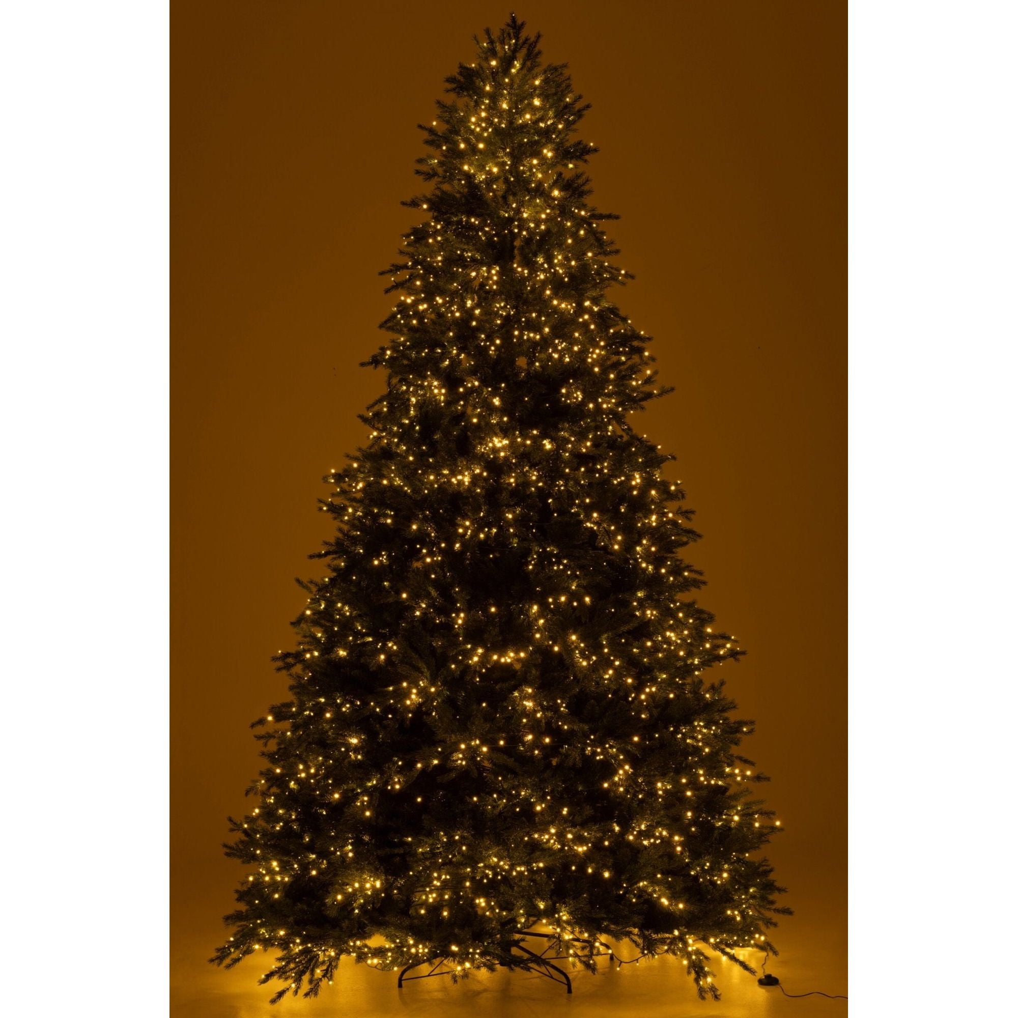 Kerstboom 4000 Led Kunstmatig Donkergroen Extra Large H325cm van J-Line, detail van de takken en afwerking