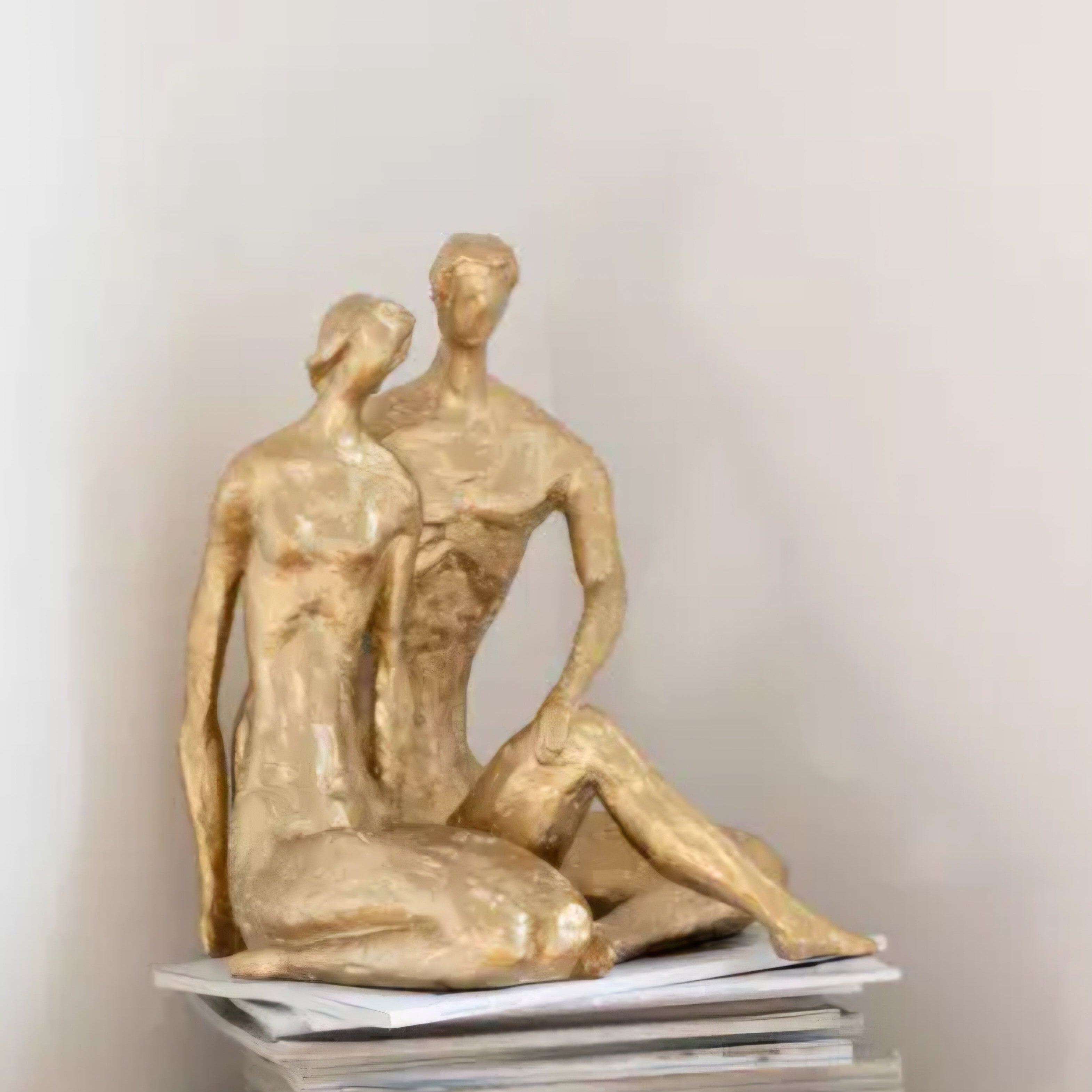 Koppel Zittend Resine Goud - Beeld - J-Line - livinglovely.nl