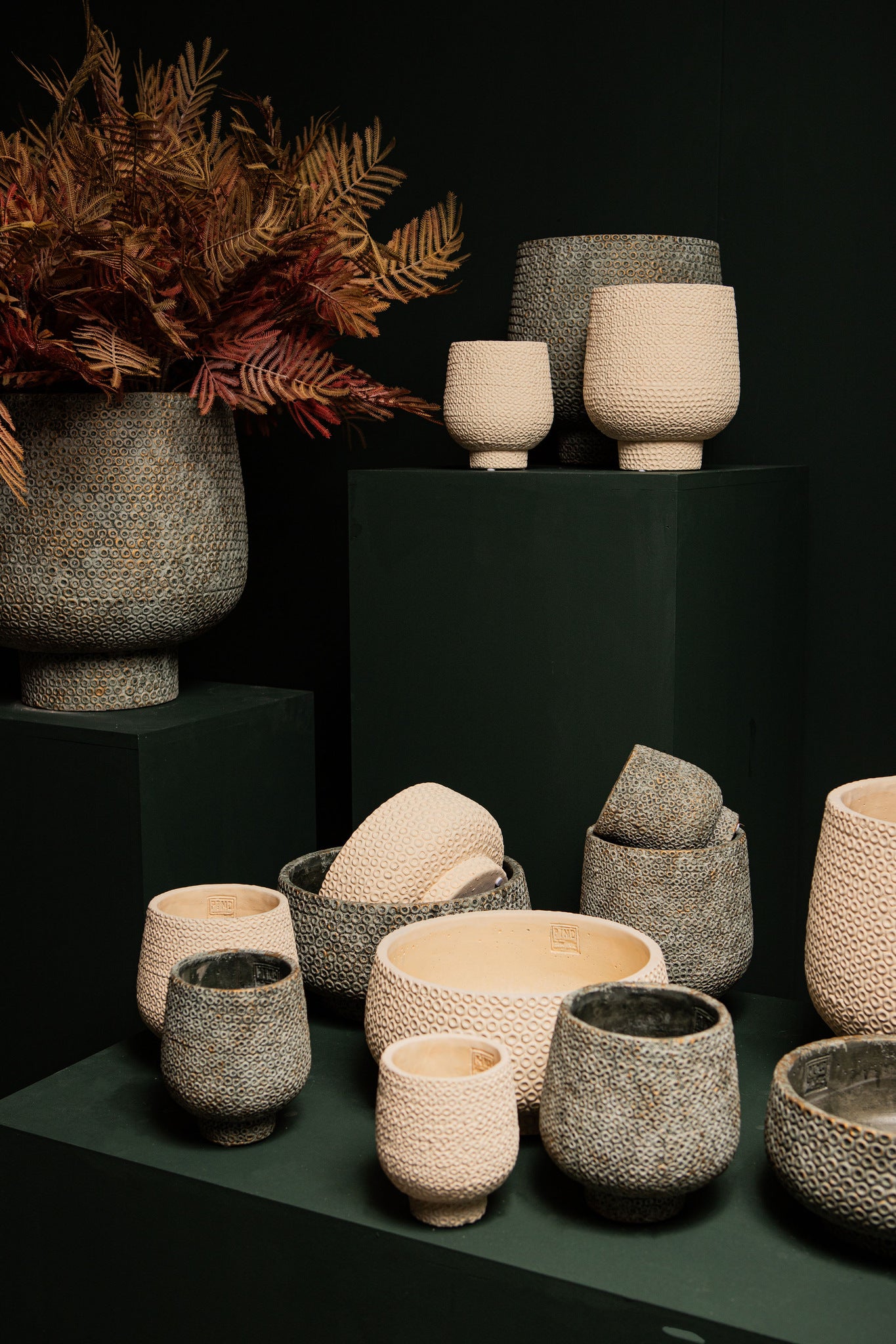 Laim Cream Cement Round Pot Dots Pattern BaseXXL Dia40xH40cm PTMD - Pot - PTMD - livinglovely.nl