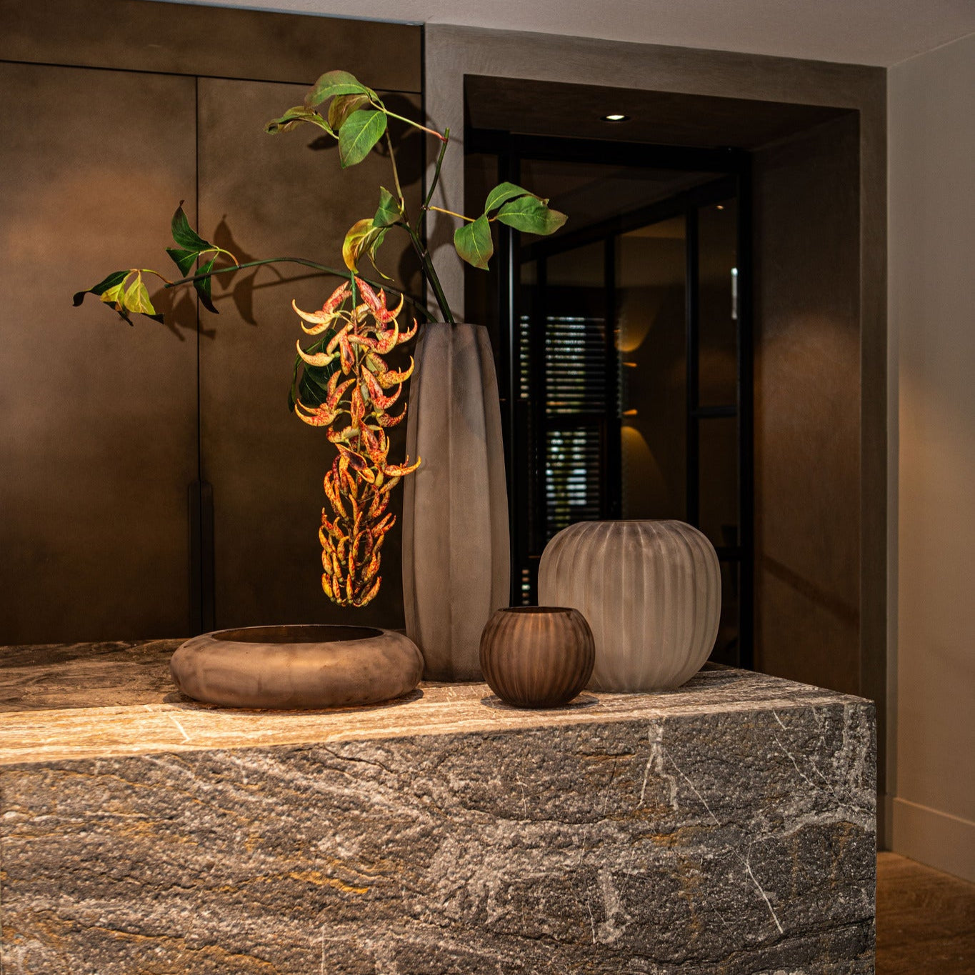 Levente Sand Carved Glass Bowl Shaped Vase Ribbed 19,5x17,5cm PTMD - Vaas - PTMD - livinglovely.nl