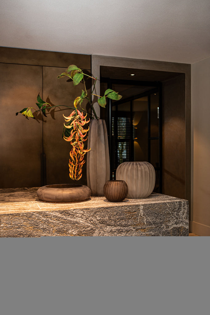 Levente Sand Carved Glass Round Bowl Ribbed PTMD - Schaal - PTMD - livinglovely.nl