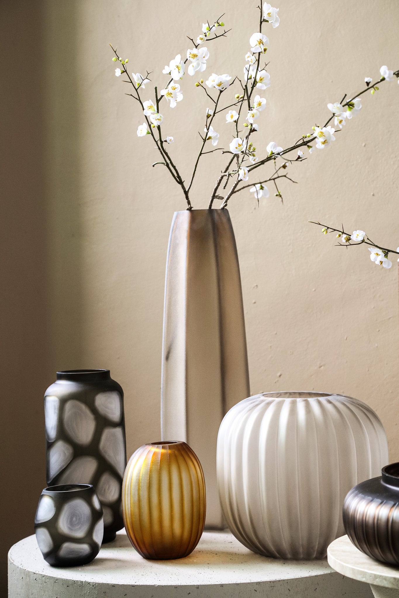 Levente Sand Carved Glass Round Vase Ribbed High Dia17x60cm PTMD - Vaas - PTMD - livinglovely.nl