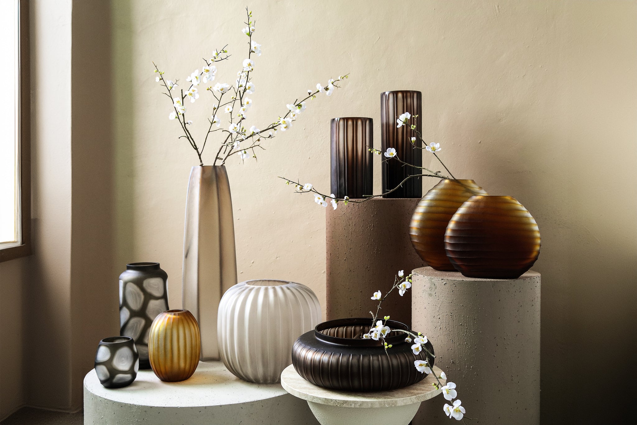 Levente Sand Carved Glass Round Vase Ribbed Low dia26cmx30cm PTMD - Vaas - PTMD - livinglovely.nl