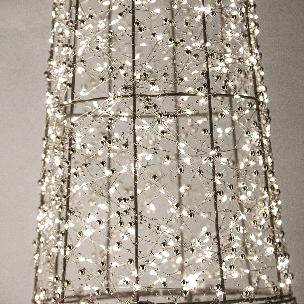 Misk Kegelkerstboom LED XS van PTMD, close up van de verlichte kegelkerstboom met kraaltjes