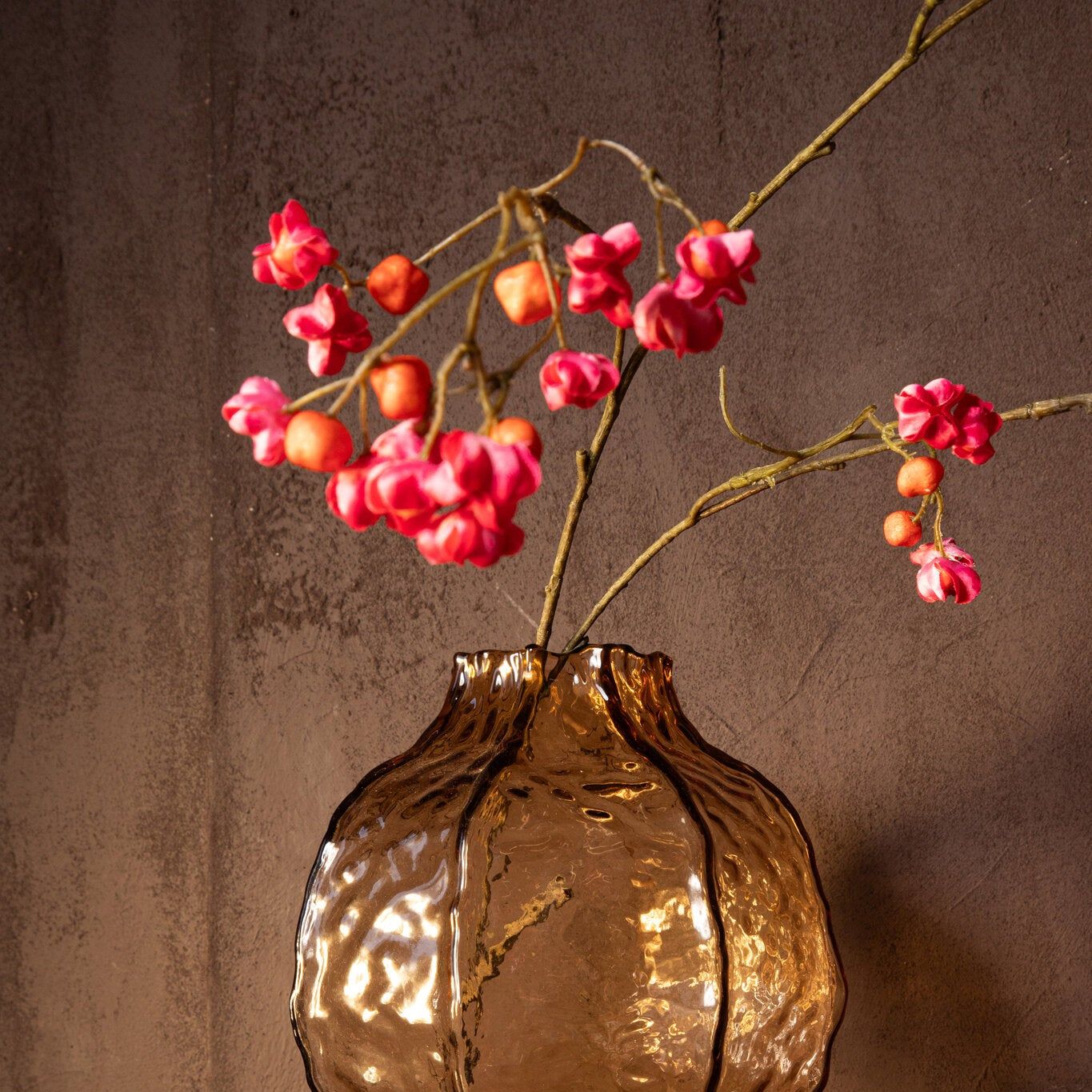 Narin Brown Irregular Shaped Glass Vase L van PTMD als sculpturaal accent in de woonkamer