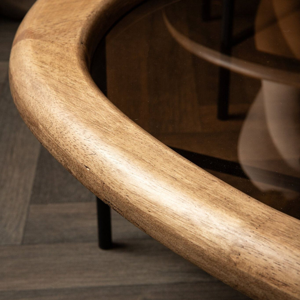 Neelix Natural Rubberwood organische salontafel M van PTMD in een sfeervolle interieursetting