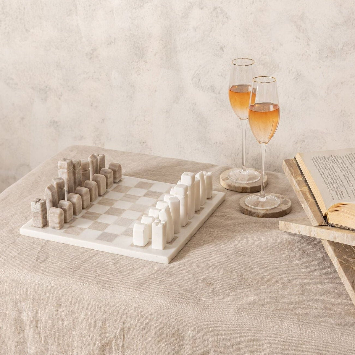 Prish Schaakspel van PTMD, marmeren schaakspel gestyled op tafel in een interieur