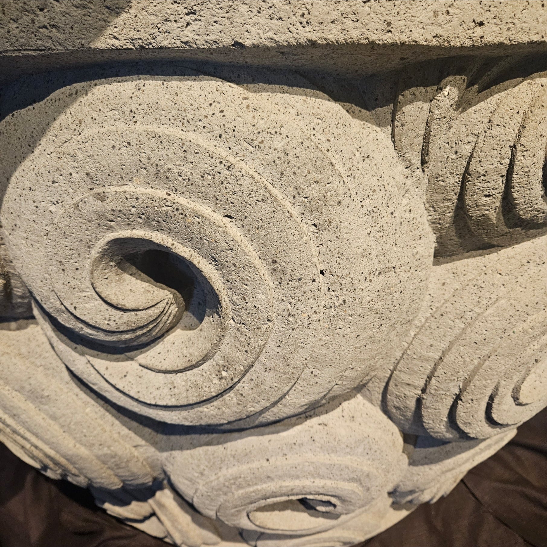 Bloempot Jersiah Grijs Cement Krulreliëf Rond Klein PTMD